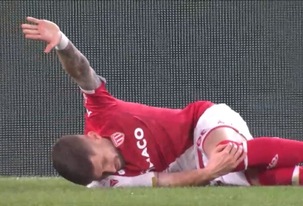 Caio Henrique sente lesão no joelho esquerdo em jogo do Monaco: lateral deve ser cortado da Seleção — Foto: Reprodução/Canal+