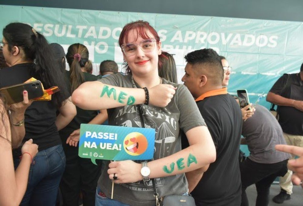 Estudante posa para foto após ser aprovada para medicina na Universidade do Estado do Amazonas (UEA) — Foto: Daniel Brito/UEA