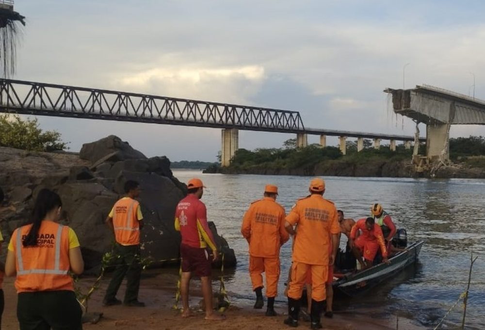 Buscas na região da ponte entre o Tocantins e o Maranhão devem retornar na manhã de segunda-feira (23) — Foto: Divulgação/Bombeiros