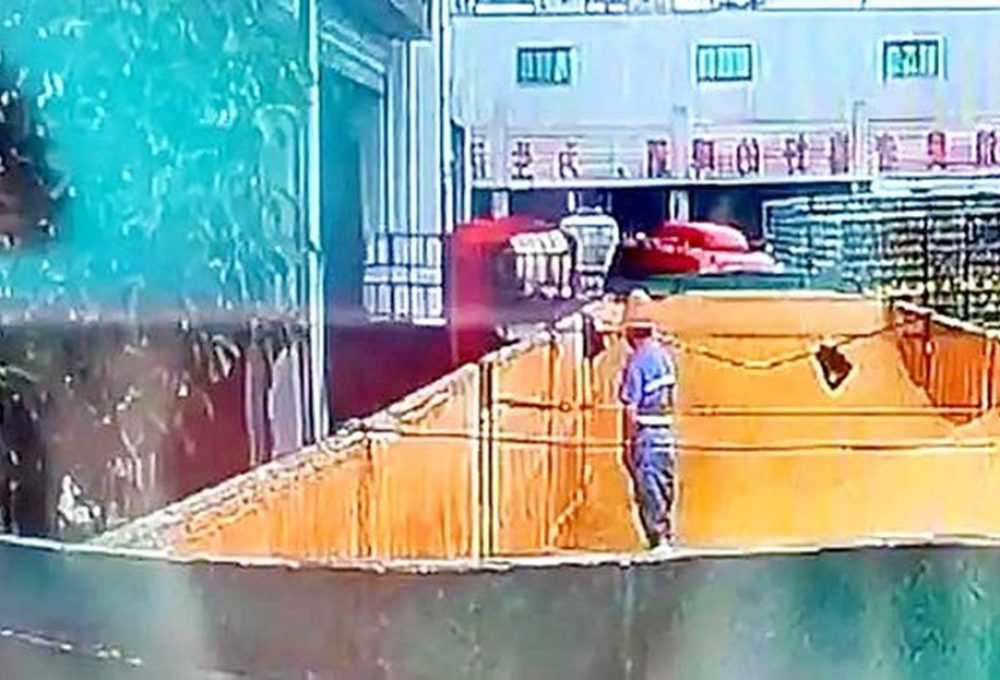 Imagem mostra funcionário de cervejaria chinesa urinando em tanque de ingredientes — Foto: Reprodução