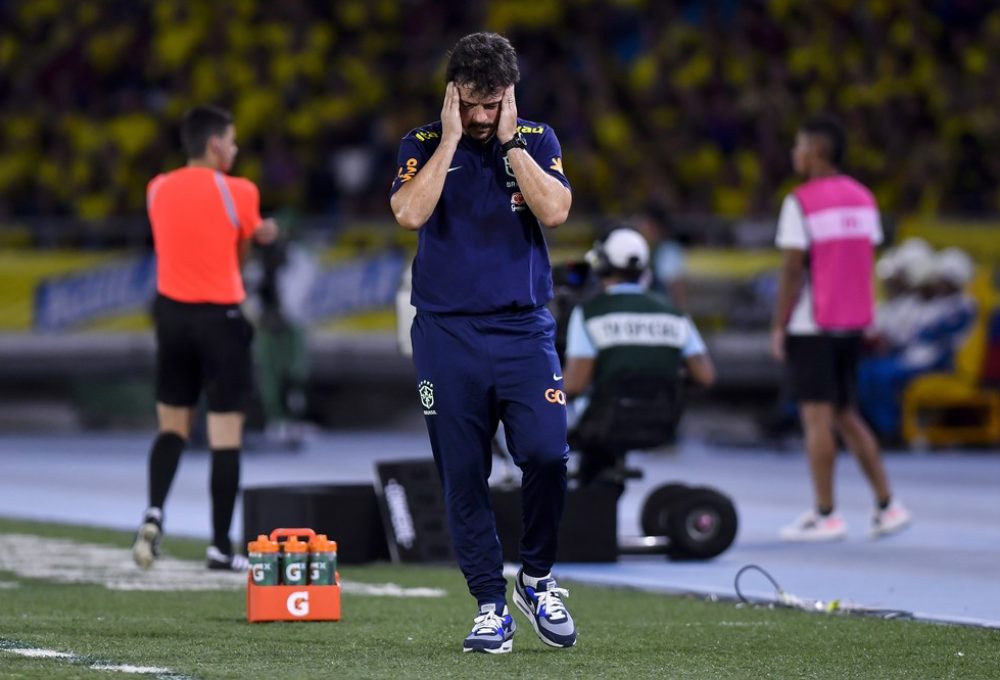 Fernando Diniz em Colômbia x Brasil — Foto: Gabriel Aponte/Getty Images