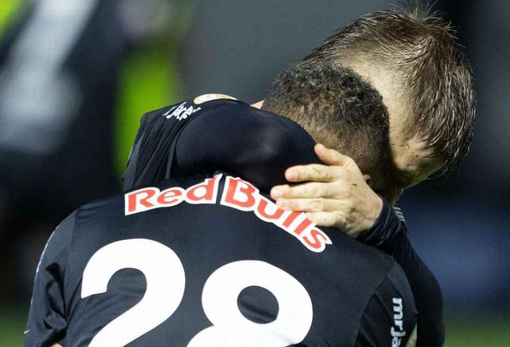 Vitinho e Sasha se abraçam e comemoram gol do Reb Bull Bragantino 
Diogo Reis/AGIF