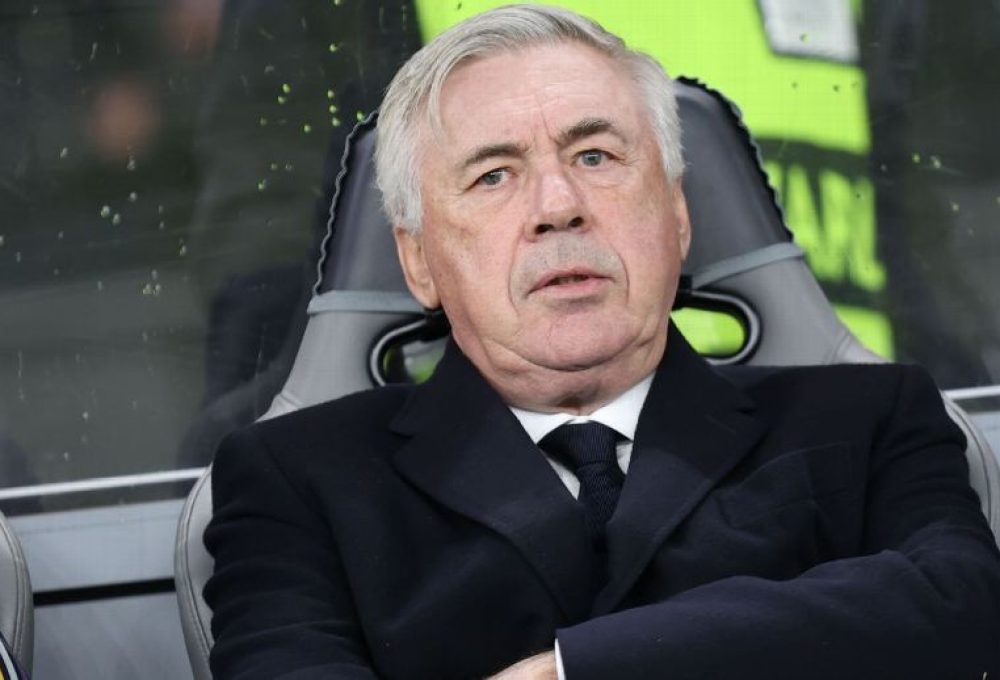 Carlo Ancelotti durante partida do Real Madrid Andreas Gora/picture alliance via Getty Images