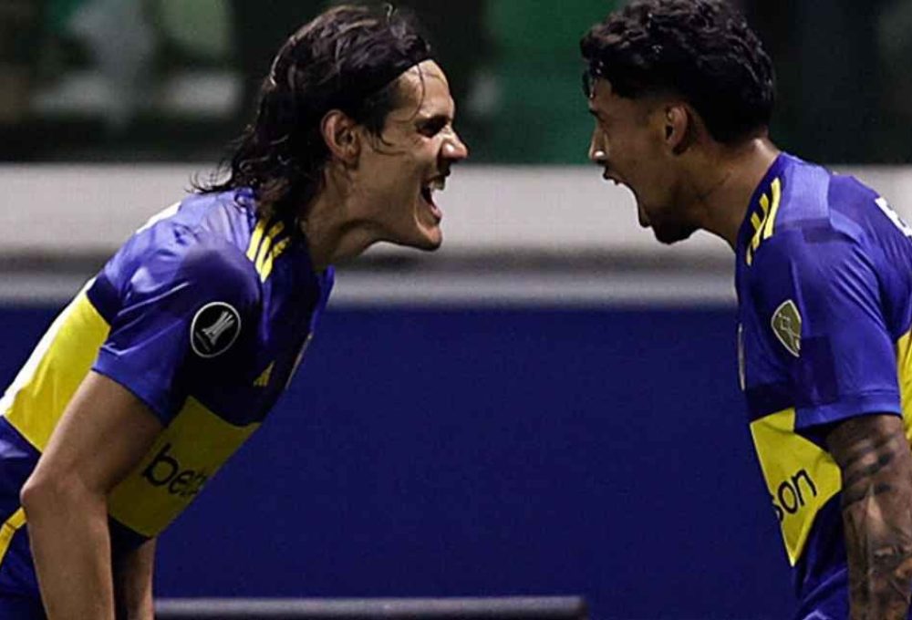 Cavani (esq) comemora após marcar para o Boca Juniors sobre o Palmeiras
EFE/Isaac Fontana