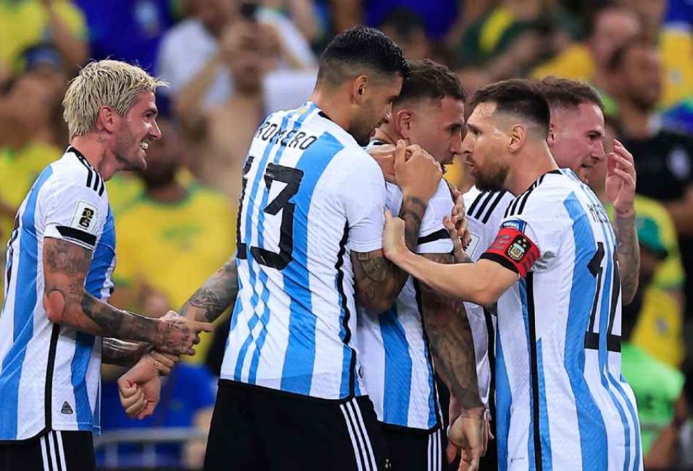 Otamendi e jogadores da Argentina comemoram gol contra o Brasil pelas eliminatórias Buda Mendes/Getty Images