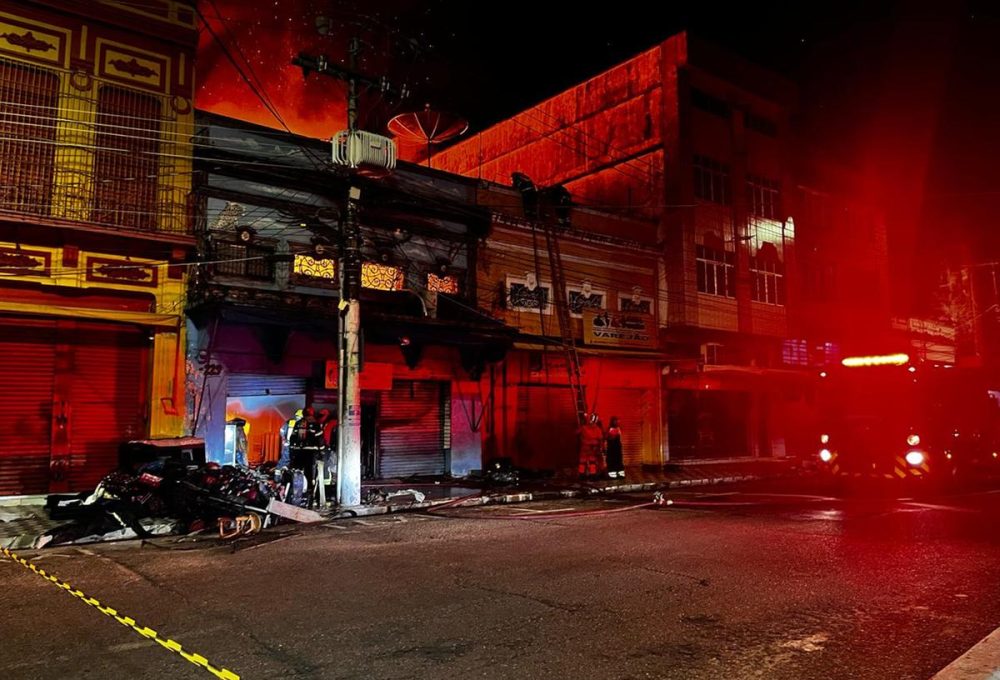 Corpo de Bombeiros está no local tentando conter as chamas (Foto: Arquipo Góes)