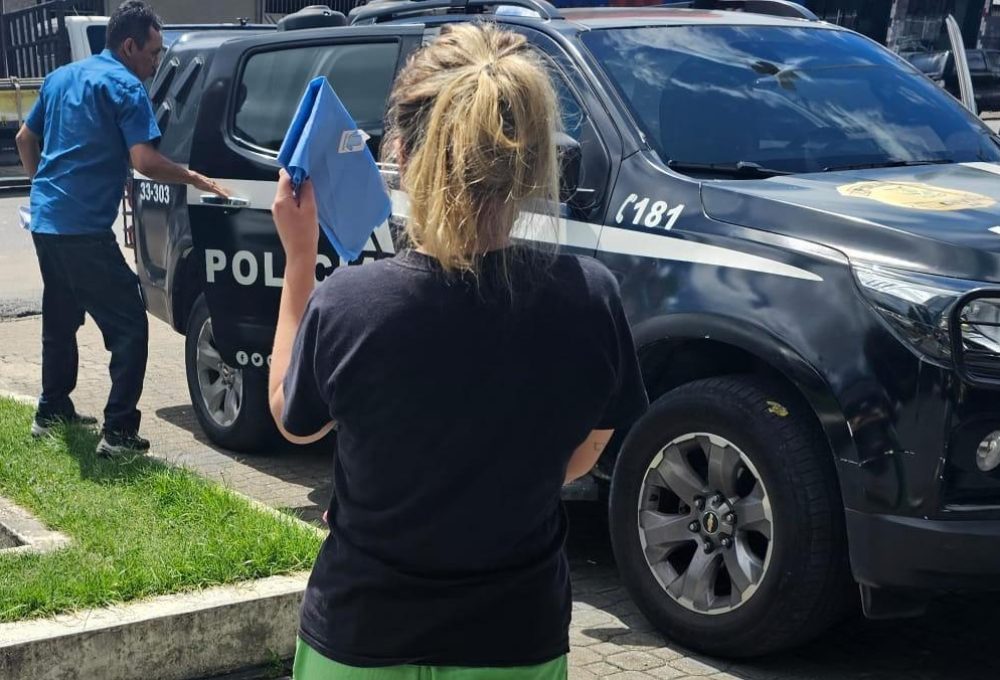 Além de ser presa, mulher teve queimaduras nas mãos e na virilha (Foto: Divulgação)