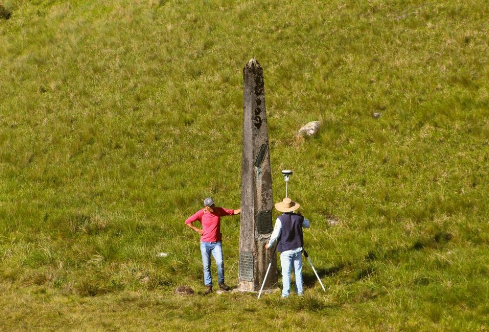 Técnicos do IAT verificando a nova divisa entre o Paraná e Santa Catarina — Foto: AIT/Reprodução