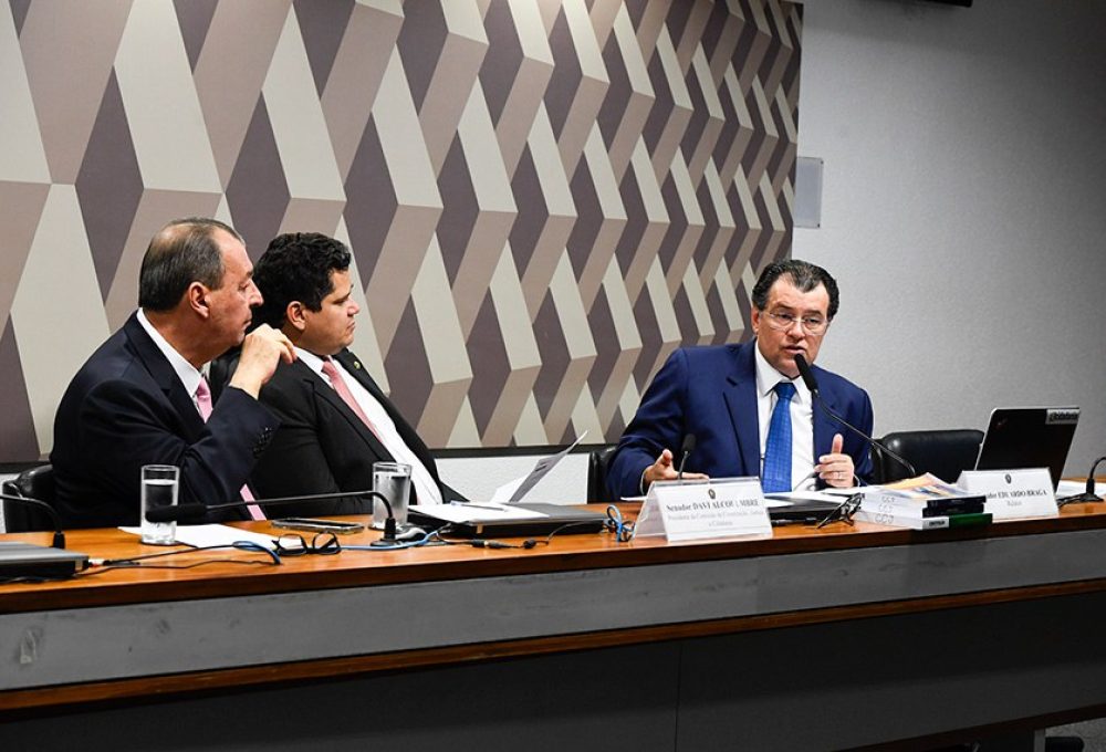 Omar Aziz e Davi Alcolumbre ouvem o relator, Eduardo Braga: reforma tributária entra na reta final
Roque de Sá/Agência Senado