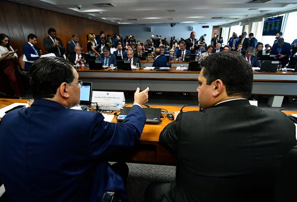 Braga (esq), relator, com Alcolumbre, na CCJ: o principal legado da reforma é estabelecer uma trava sobre a carga tributária, que não permitirá aumento de imposto — Foto: Geraldo Magela/Agência Senado