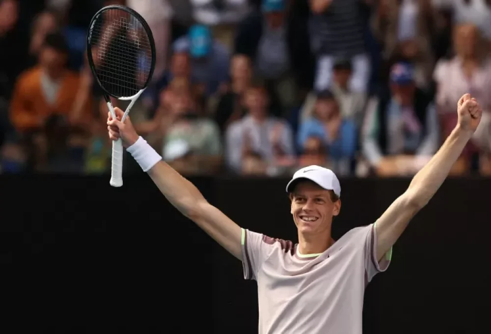 Jannik Sinner comemora vitória sobre Novak Djokovic nas semifinais do Australian Open de 2024
Imagem: Reuters