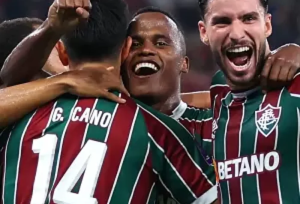 Jogadores celebram gol de Arias em Fluminense x Al Ahly, partida do Mundial de Clubes
Imagem: Lars Baron - FIFA/FIFA via Getty Images