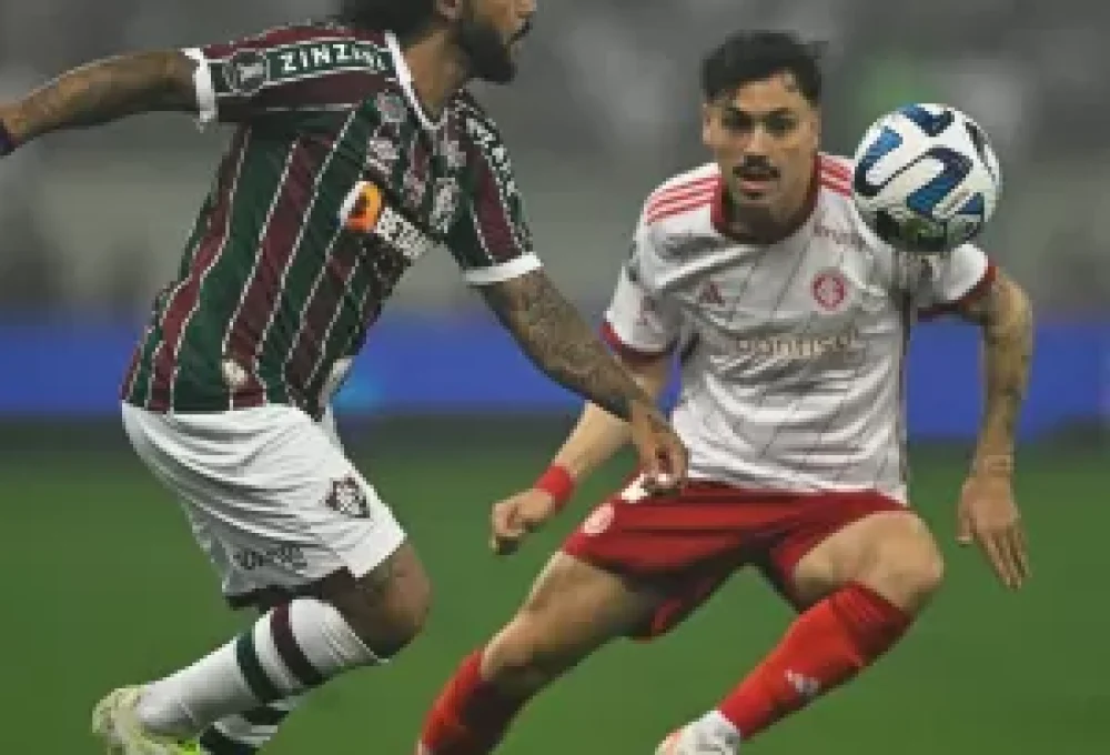 Marcelo e Maurício brigam pela bola em Fluminense x Inter, jogo da Libertadores
Imagem: MAURO PIMENTEL / AFP