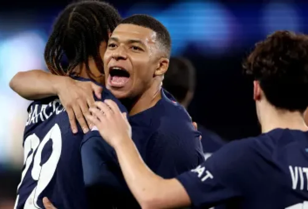 Mbappé comemora com Barcola: os dois marcaram na vitória do PSG sobre a Real Sociedad
Alex Pantling/Getty Images