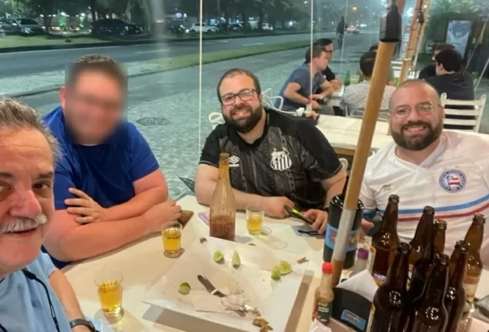 Marcos Corsato, Daniel Sonnewend Proença, Diego Bomfim e Perseu Ribeiro Almeida foram alvejados por criminosos na Barra da Tijuca
Imagem: Imagem cedida ao UOL