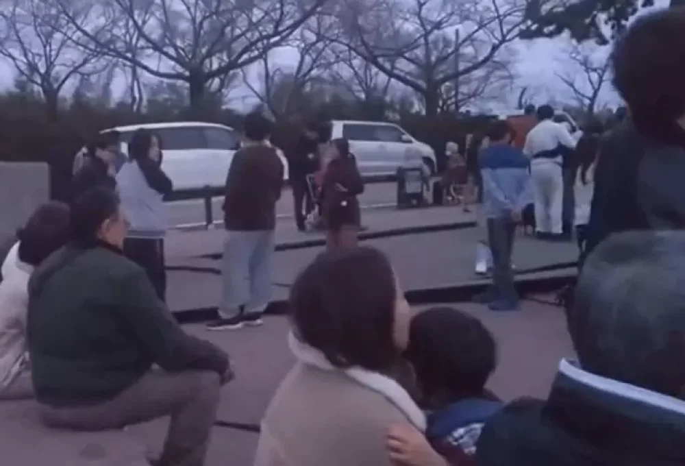 Pessoas evacuam casas após alerta de tsunami no Japão
Imagem: via Reuters