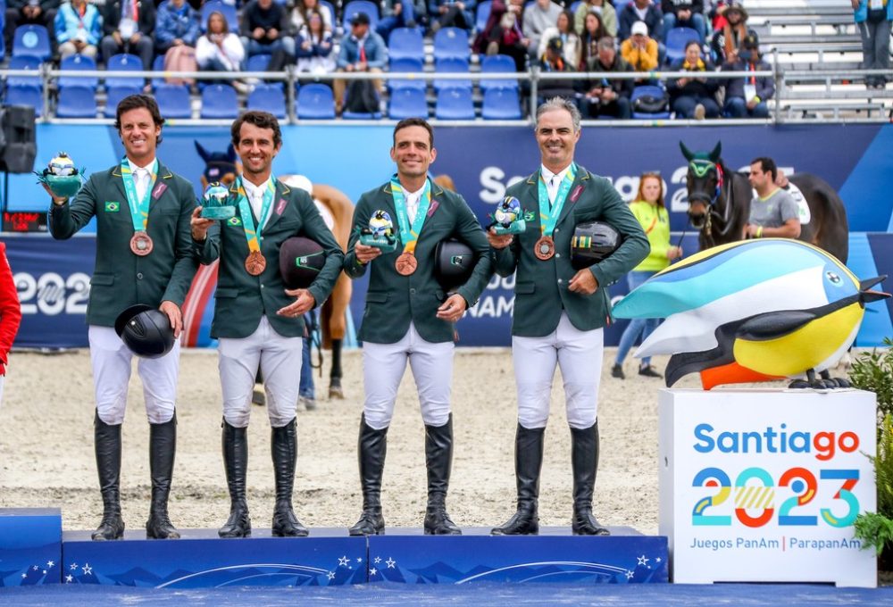 Equipe brasileira de hipismo saltos é bronze nos Jogos Pan-Americanos 2023 — Foto: Luis Ruas / CBH