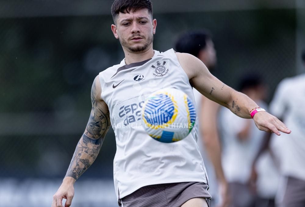 O meia argentino Rodrigo Garro durante treino do Corinthians no dia 6 de dezembro de 2024 — Foto: Rodrigo Coca/Agência Corinthians