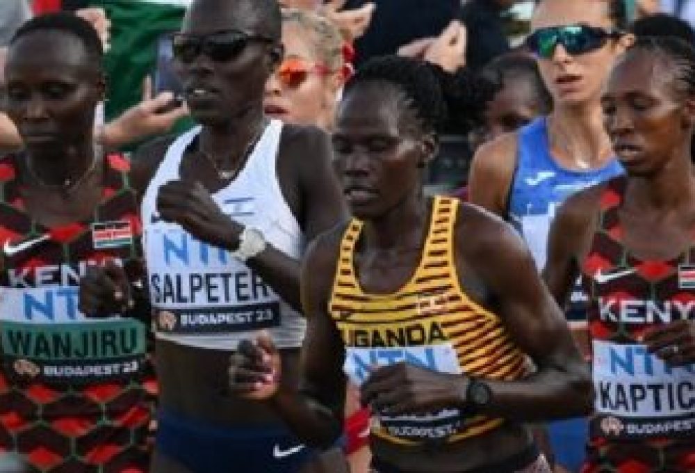 Rebecca Cheptegei com a camisa da Uganda
(foto: AFP)