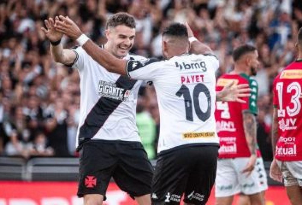 Vegetti e Payet comemoram gol sobre a Portuguesa pelo Carioca
Leandro Amorim/Vasco da Gama