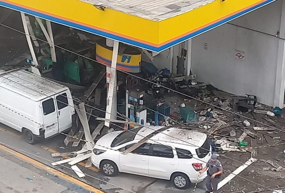 Posto fica danificado após explosão — Foto: Eduardo Coelho/Arquivo pessoal