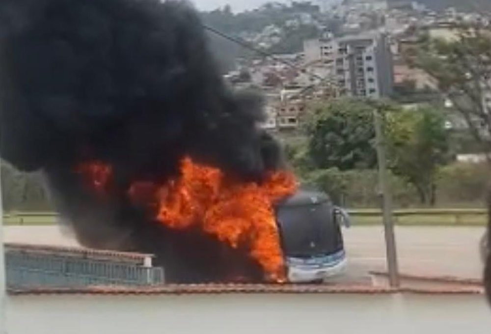 Ônibus com a delegação sub-14 do Vasco pega fogo — Foto: Reprodução