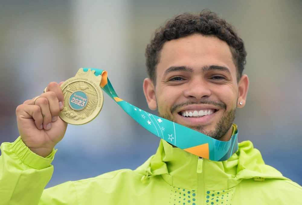 Lucas Rabelo com a medalha de ouro do Pan de Santiago — Foto: Alexandre Loureiro/COB