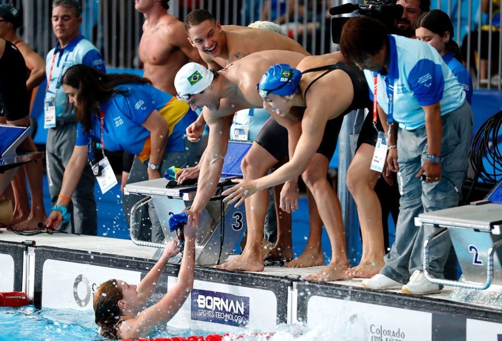 Brasil é ouro no revezamento 4x100m livre misto na natação dos Jogos Pan-Americanos de Santiago 2023 — Foto: Satiro Sodré / CBDA