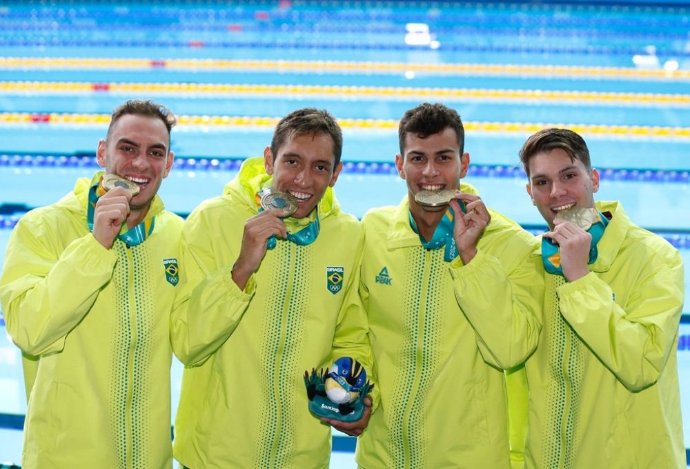 Revezamento 4x200m livre masculino formado por Fernando Scheffer, Breno Correia, Guilherme Costa e Murilo Sartori é ouro no Pan 2023 — Foto: Satiro Sodré/CBDA