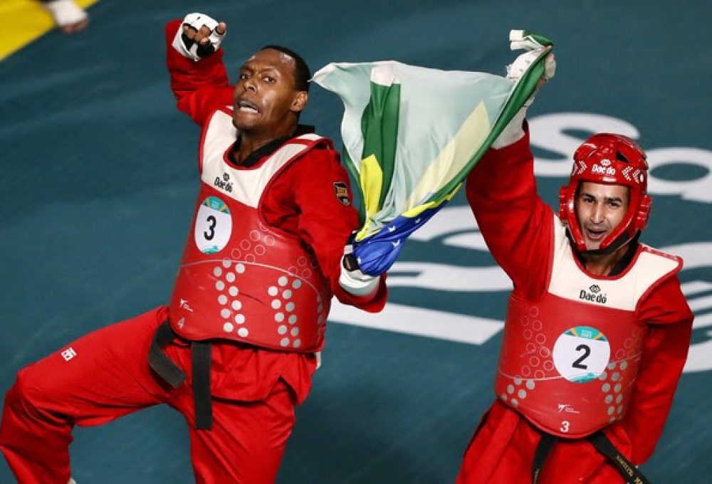 Brasil é ouro no taekwondo por equipes no Pan de Santiago — Foto: Gaspar Nóbrega/COB