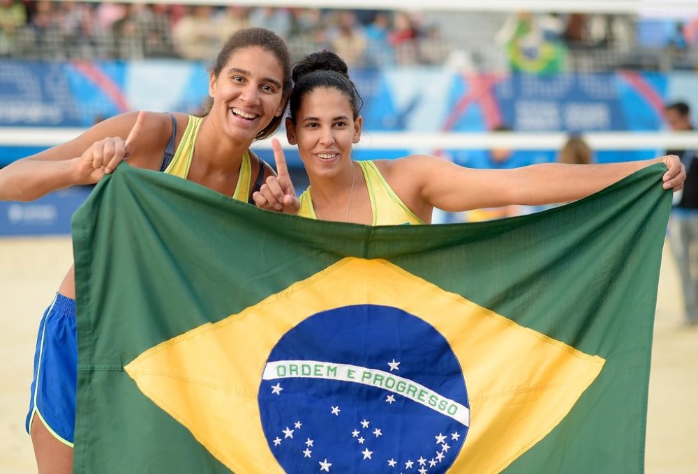 Ana Patrícia e Duda festejam o título em Santiago — Foto: Alexandre Loureiro/COB