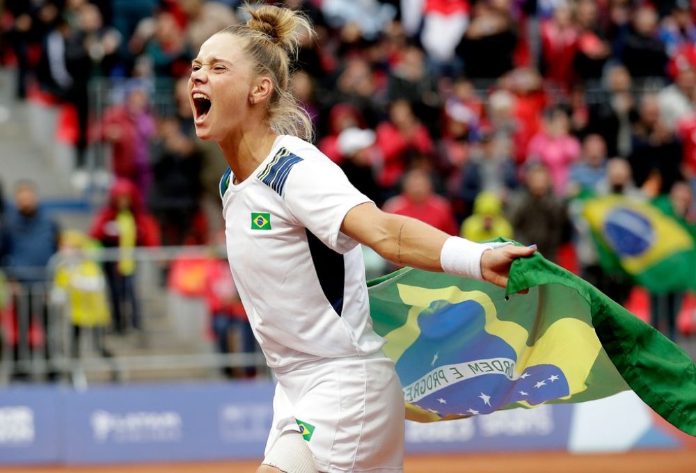 Laura Pigossi comemora o ouro no simples feminino do Pan de Santiago — Foto: Alexandre Loureiro/COB