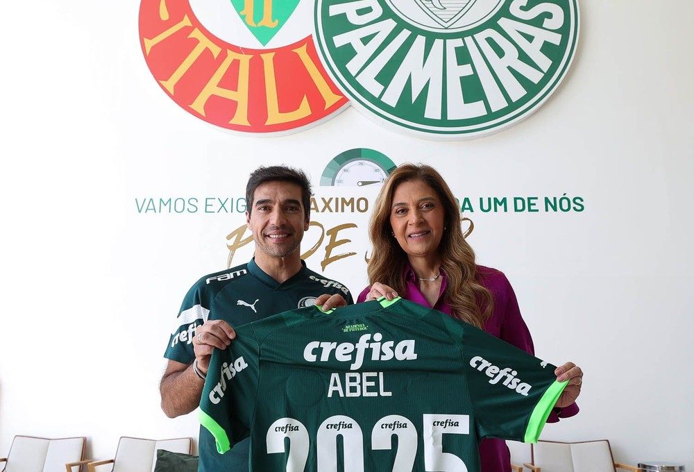 Abel Ferreira e Leila Pereira posam juntos para comemorar a renovação do técnico até 2025 — Foto: Divulgação